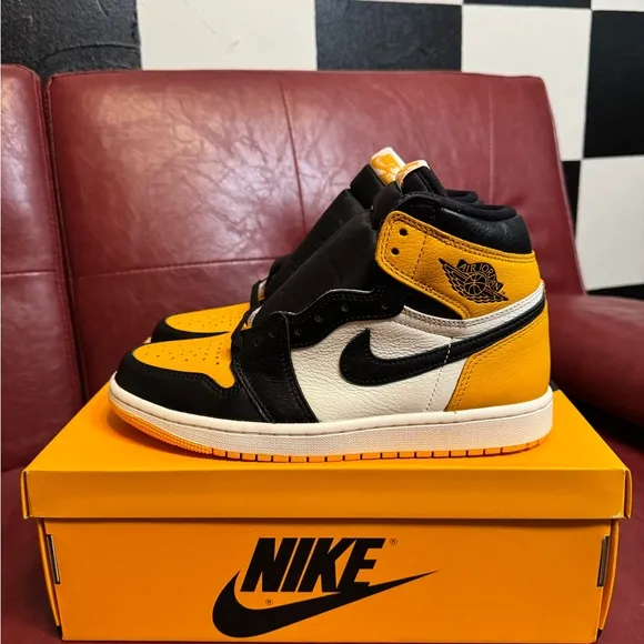 Nike Air Jordan 1 Retro High OG Black Yellow Sneakers