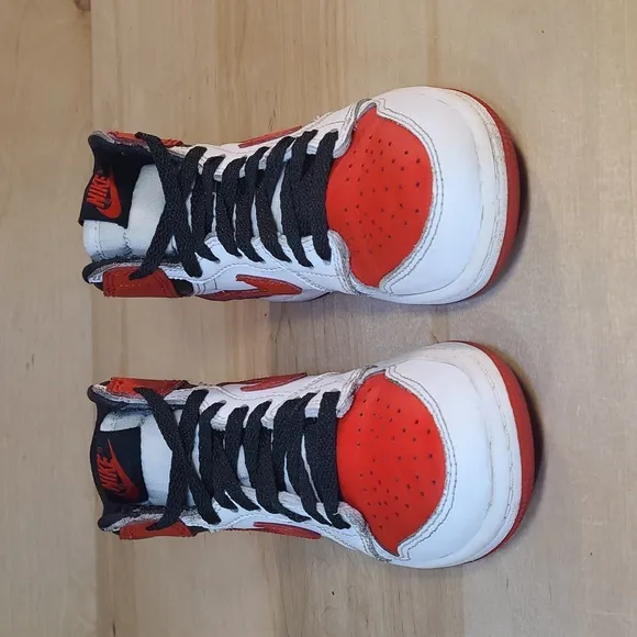 Nike Air Jordan 1 Retro High-Top OG Chicago Sneakers Size 13.5C AQ2664-161
