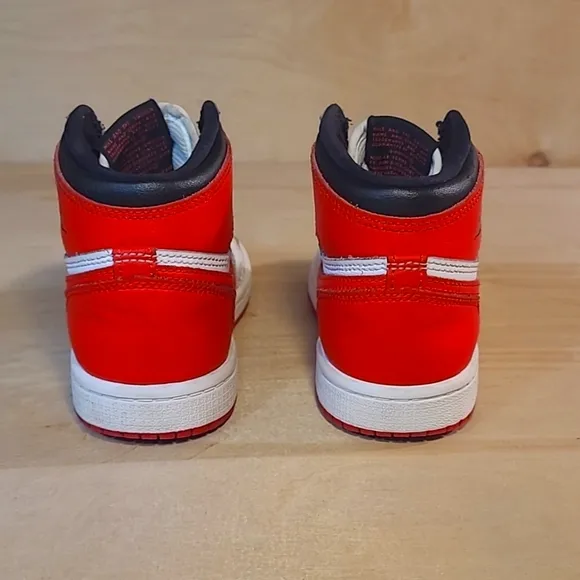 Nike Air Jordan 1 Retro High-Top OG Chicago Sneakers Size 13.5C AQ2664-161