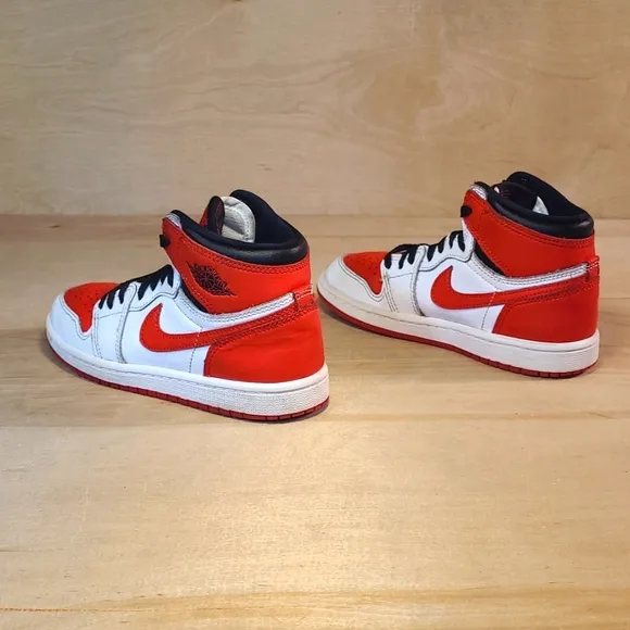 Nike Air Jordan 1 Retro High-Top OG Chicago Sneakers Size 13.5C AQ2664-161