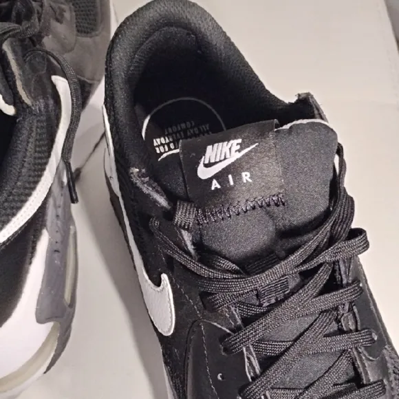 Nike Air Max Black and White Athletic Shoes Size 8