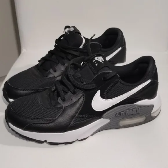Nike Air Max Black and White Athletic Shoes Size 8