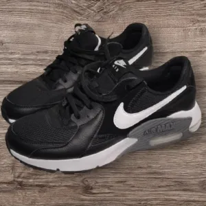Nike Air Max Black and White Athletic Shoes Size 8