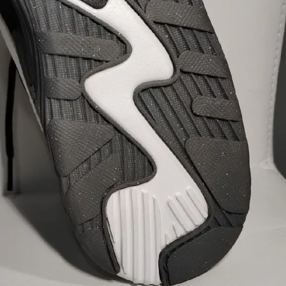 Nike Air Max Black and White Athletic Shoes Size 8
