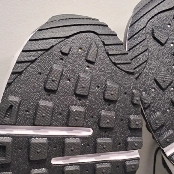 Nike Air Max Black and White Athletic Shoes Size 8