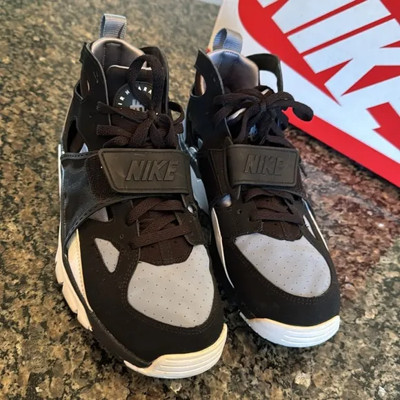 Nike air trainer huarache Black and Gray Athletic Sneakers EUC 10.5