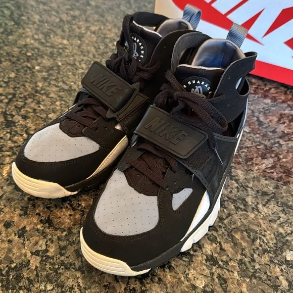 Nike air trainer huarache Black and Gray Athletic Sneakers EUC 10.5