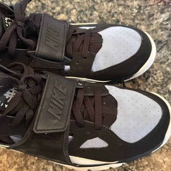 Nike air trainer huarache Black and Gray Athletic Sneakers EUC 10.5