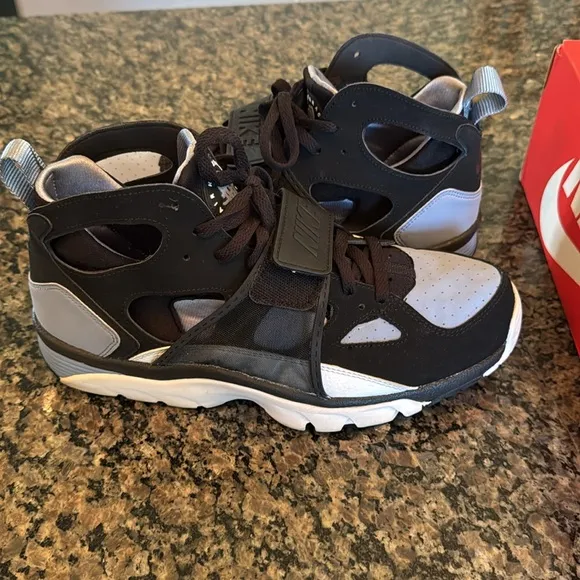 Nike air trainer huarache Black and Gray Athletic Sneakers EUC 10.5
