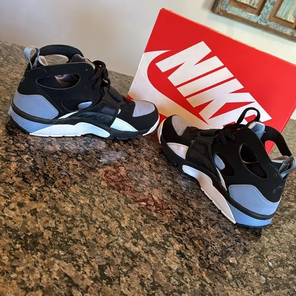 Nike air trainer huarache Black and Gray Athletic Sneakers EUC 10.5