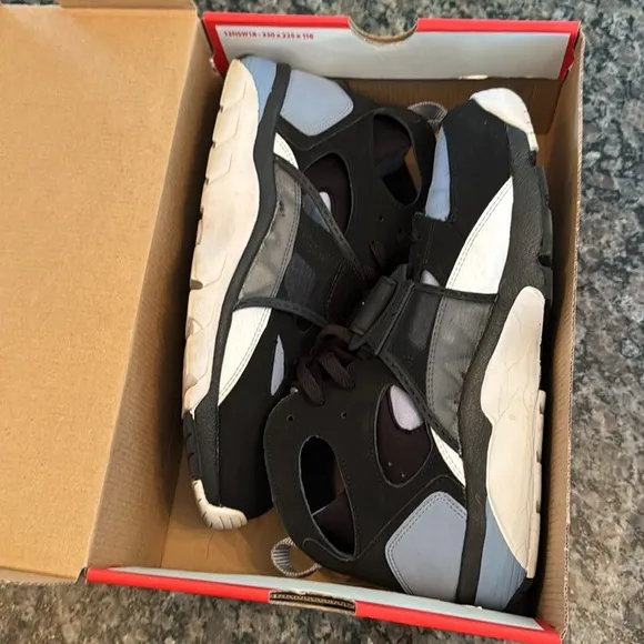 Nike air trainer huarache Black and Gray Athletic Sneakers EUC 10.5