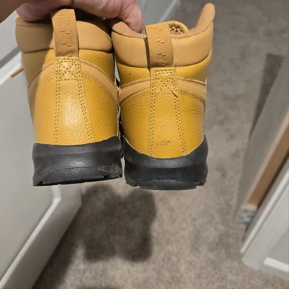 Nike boys Manoa Boot size 3Y