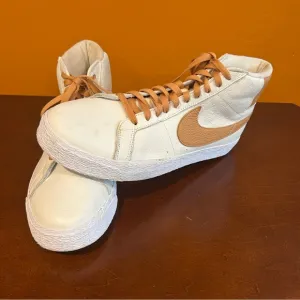 Nike High-top SB zoom blazer mid ISO orange label in Cream and Tan.