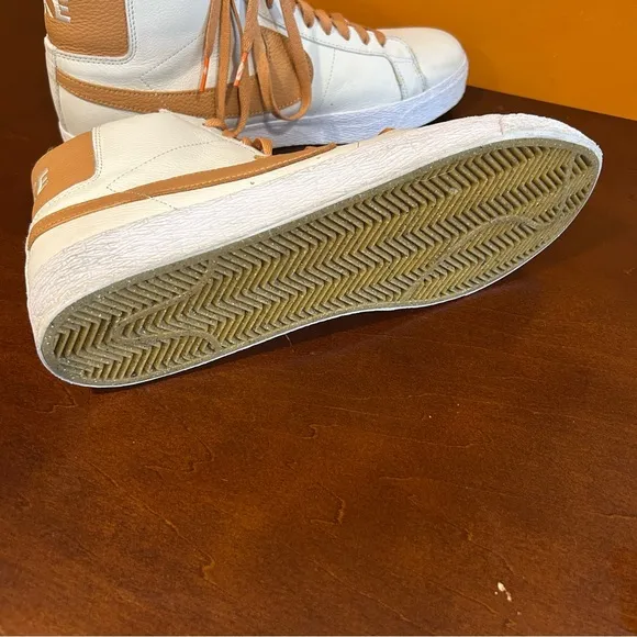 Nike High-top SB zoom blazer mid ISO orange label in Cream and Tan.