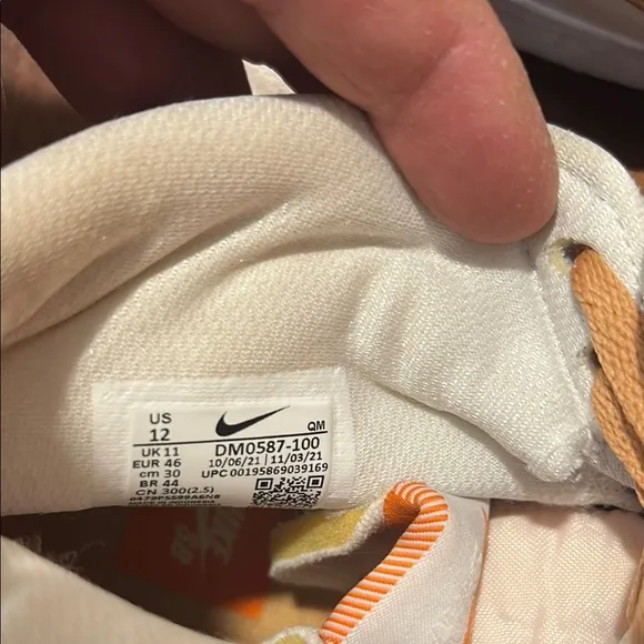 Nike High-top SB zoom blazer mid ISO orange label in Cream and Tan.