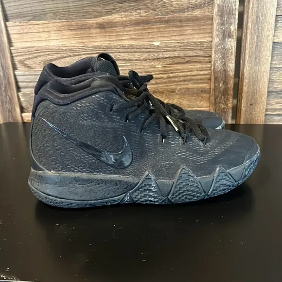 Nike Kyrie 4 black out Youth size 3.5