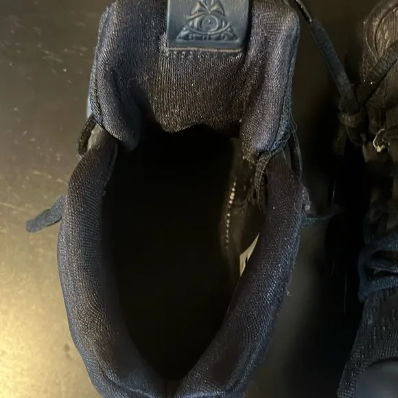 Nike Kyrie 4 black out Youth size 3.5