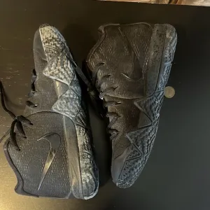 Nike Kyrie 4 black out Youth size 3.5