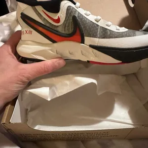 Nike Kyrie Irving youth boy size 1.5