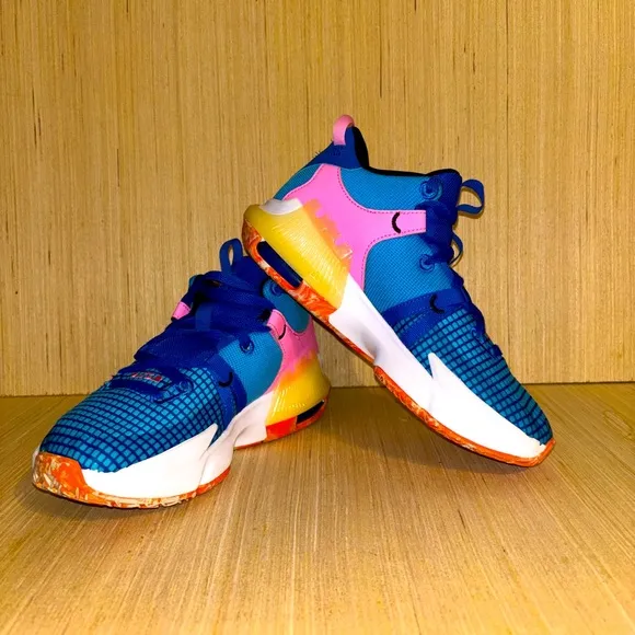 Nike LeBron Witness 7 : 6Y/ 7.5-8 Womens