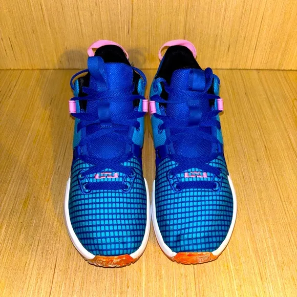 Nike LeBron Witness 7 : 6Y/ 7.5-8 Womens