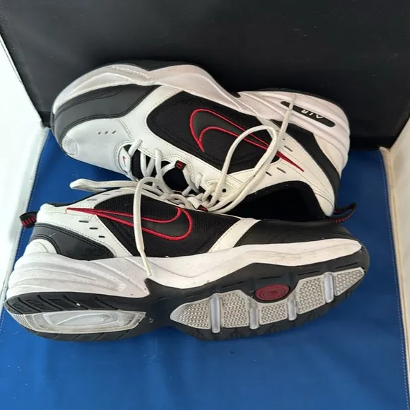Nike Men's Black and White Athletic Shoes size 10SH8