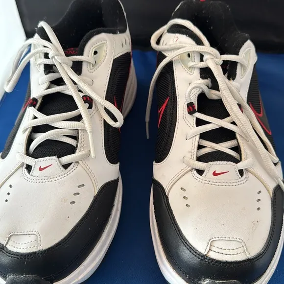 Nike Men's Black and White Athletic Shoes size 10SH8