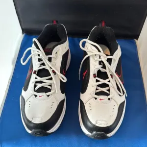 Nike Men's Black and White Athletic Shoes size 10SH8