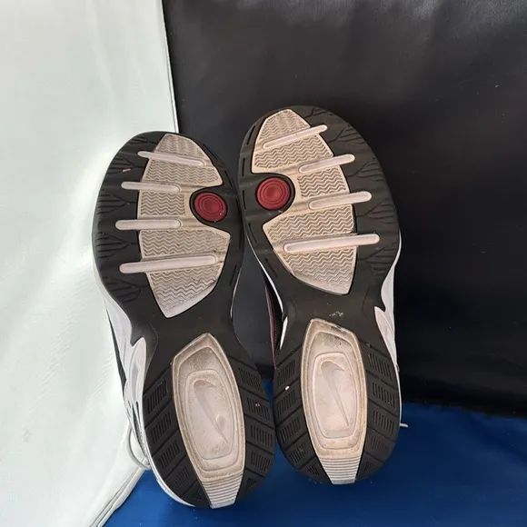 Nike Men's Black and White Athletic Shoes size 10SH8