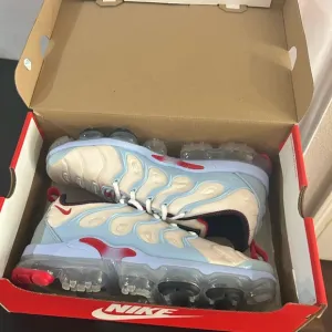 Nike Men’s VaporMax - White, Blue, and Red Shoes CW6937-100 Imperfect Size 10