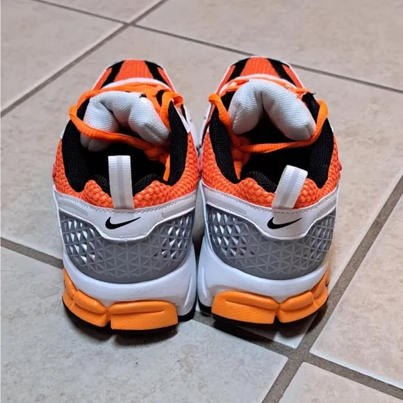 Nike Vomero 5 &quot;Total Orange&quot; - Kids Size 3Y / Wmns 4.5