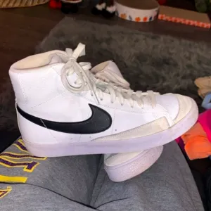 Nike Youth 7 High Top Shoes. Black And White. Great Condition