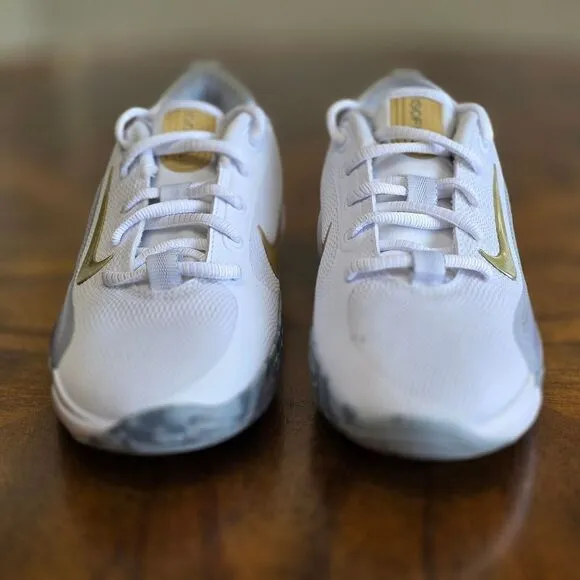 Nike IsoFly Basketball Shoes Boys Size 1Y 1 White Metallic Gold Grey FN4384-100
