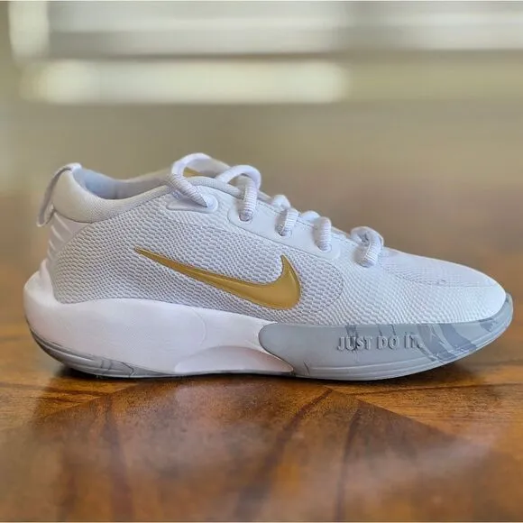 Nike IsoFly Basketball Shoes Boys Size 1Y 1 White Metallic Gold Grey FN4384-100