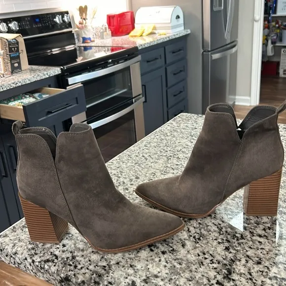 Nine West Birds Grey Boots size 7.5