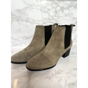 Nine West women's suede Chelsea boots in taupe, size 8