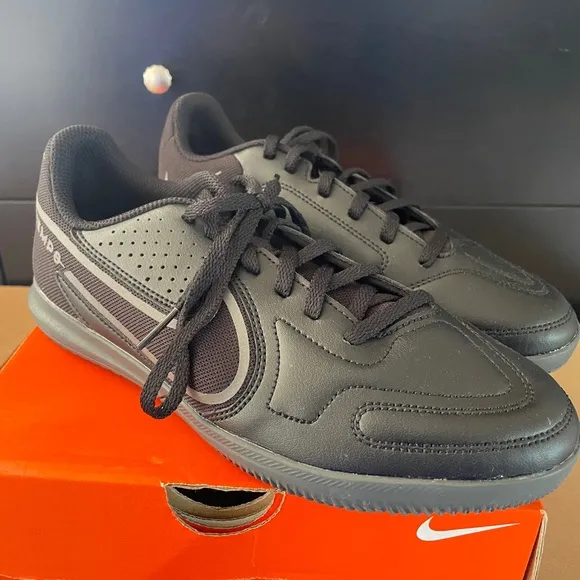 NlKE jr legend indoor futsal soccer shoes. Big kid size 5.5