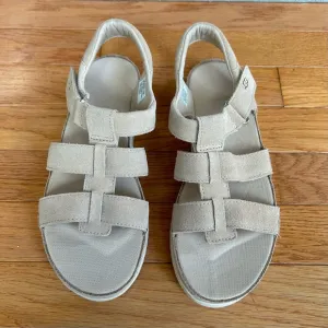 NWOB UGG Kids Goldenstar Strap Platform Sandals, Size 5 Youth.
