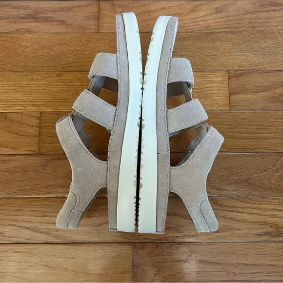NWOB UGG Kids Goldenstar Strap Platform Sandals, Size 5 Youth.
