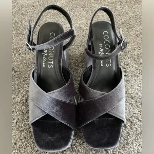NWOT Coconuts by Matisse Women Gray Velvet Strapped Platform Chunky Heel Size 7M
