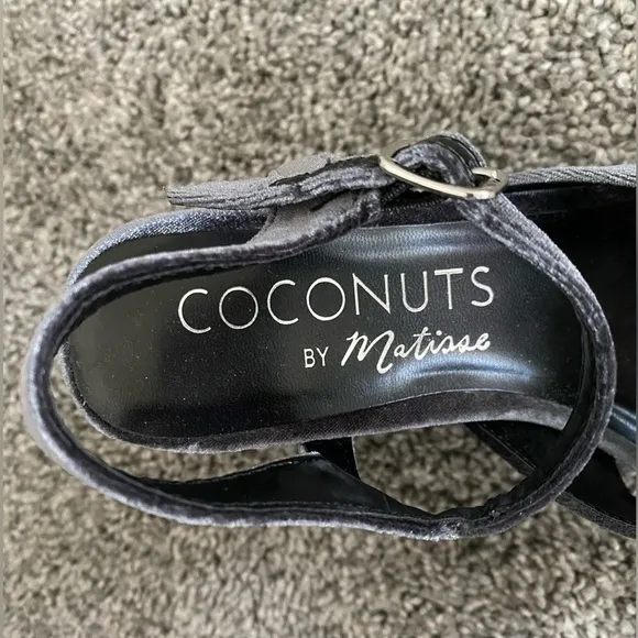 NWOT Coconuts by Matisse Women Gray Velvet Strapped Platform Chunky Heel Size 7M