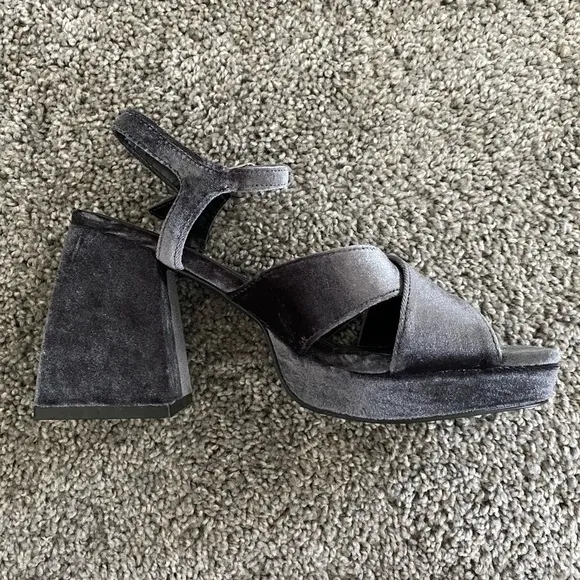NWOT Coconuts by Matisse Women Gray Velvet Strapped Platform Chunky Heel Size 7M