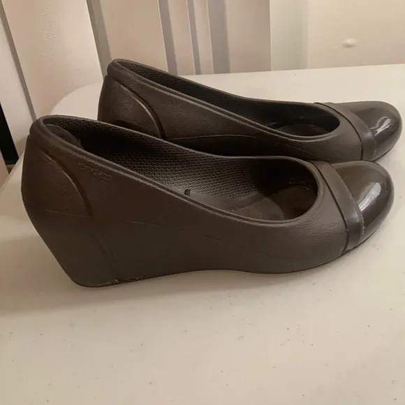 NWOT Crocs wedge women’s Sz 7 shoes