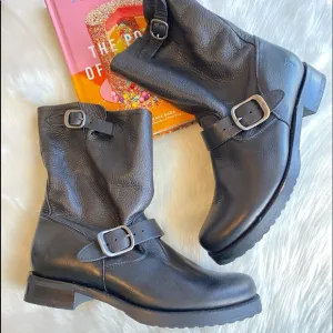 NWOT Frye Boots Size 9