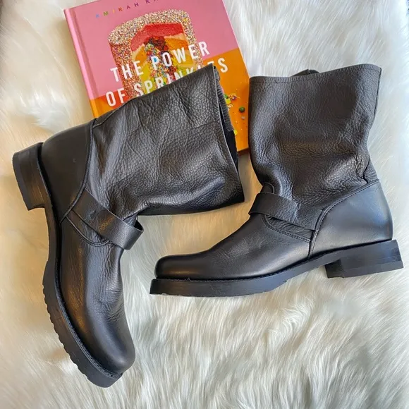 NWOT Frye Boots Size 9