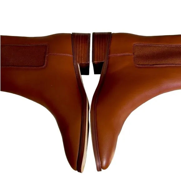 NWOT J. Crew Women’s Tan Leather Chelsea Boots in a Size 7.5.