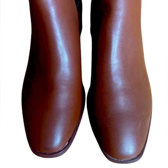 NWOT J. Crew Women’s Tan Leather Chelsea Boots in a Size 7.5.