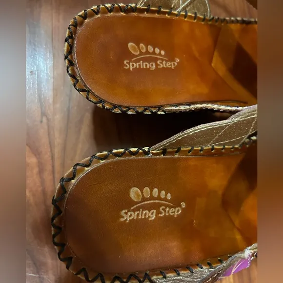 NWOT! L’artiste by Spring Step Carolyn Floral Wedge Sandals