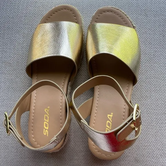 NWOT Soda Women’s Platform Sandals