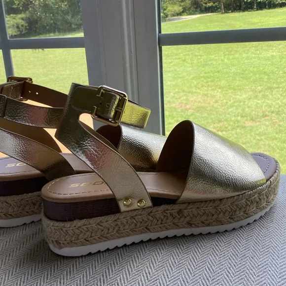 NWOT Soda Women’s Platform Sandals